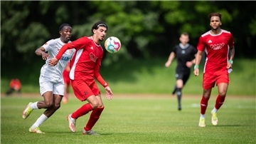 Ali Wazneh treibt hier das Spiel des OSC an.