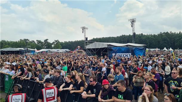 Alice Merton heizt dem Publikum ein.