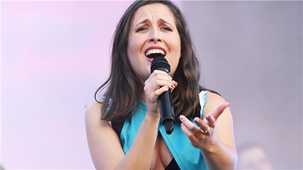 Alice Merton wird 2023 zum ersten Mal beim Deichbrand-Festival dabei sein.