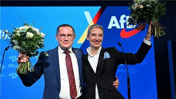 Alice Weidel, Bundesvorsitzende und Kanzlerkandidatin der AfD, und Tino Chrupalla, AfD-Bundesvorsitzender, freuen sich über das Wahlergebnis. Stache/dpa