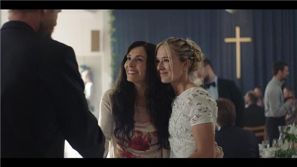 Peter Pan, ein Brigderton-Prequel und Russell Crowe Aliette Opheim (Eva, l) und Anna (Alba August) in einer Szene der Serie „The Congregation“.