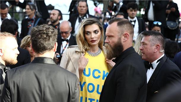 Alina Baikowa (M) trägt ein T-Shirt in den Farben der ukrainischen Flagge mit der Aufschrift „Fuck You Putin“.