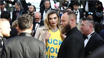 Alina Baikowa (M) trägt ein T-Shirt in den Farben der ukrainischen Flagge mit der Aufschrift „Fuck You Putin“.