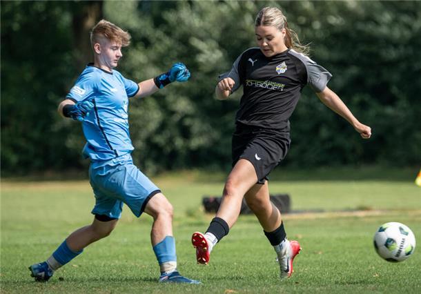 Alina Schumacher (rechts) erzielte zwei Tore für die B-Juniorinnen des JFV A/O/B/H/Heeslingen.
