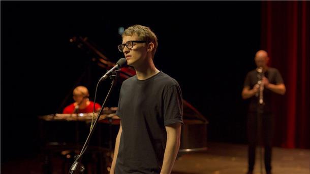 Aliocha Schneider ist Jon ist Ödipus in „Music“.