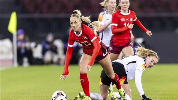 Schweizer Fußballstar und Influencerin Lehmann bei EM dabei Alisha Lehmann (li.) gehört zum Schweizer Aufgebot für die Heim-EM.