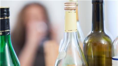 Alkohol in Massen: Forscher vermuten, dass Corona-Stress auch Suchtverhalten fördern kann.