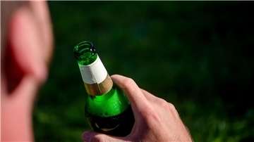 Alkoholabhängigkeit ist ein häufiger Grund für eine Reha - Männer sind öfter betroffen als Frauen.
