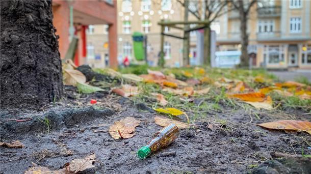 Alkoholiker und Drogensüchtige, Anmache und Dreck: Die Anlieger leiden unter den Zuständen auf dem Platz zwischen Penny und Awo in der oberen Hafenstraße in Bremerhaven. Dort halten sich oft entwurzelt erscheinende Menschen auf, die den Anliegern das Leben schwer machen. Wir dokumentieren, wie eine Anwohnerin das erlebt.