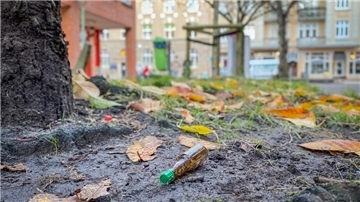Alkoholiker und Drogensüchtige, Anmache und Dreck: Die Anlieger leiden unter den Zuständen auf dem Platz zwischen Penny und Awo in der oberen Hafenstraße in Bremerhaven. Dort halten sich oft entwurzelt erscheinende Menschen auf, die den Anliegern das Leben schwer machen. Wir dokumentieren, wie eine Anwohnerin das erlebt.