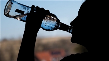 Ein Mann trinkt aus einer Flasche. Alkoholsucht betrifft im Land Bremen Tausende Menschen – die meisten in der Altersgruppe 55 bis 64. Die Barmer warnt vor weitreichenden Folgen für Gesundheit und Alltag.