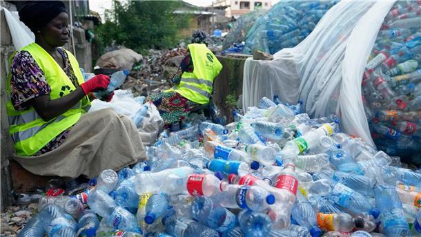 Scheitern am Plastikmüll All diese Flaschen sind aus Plastik.