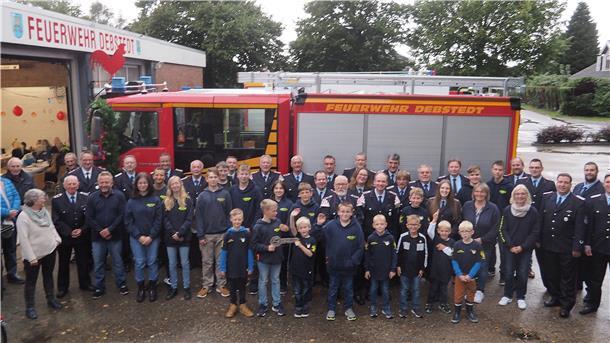 Alle auf einem Foto: Die aktive Debstedter Feuerwehr, die Jugendfeuerwehr, die Kinderfeuerwehr "Debstedter Glühwürmchen" und Gäste.
