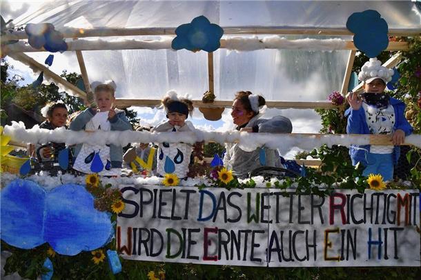 Alle drei Jahre wird in Tarmstedt Erntefest gefeiert. In diesem Jahr ist es wieder so weit: Am 11. Oktober rollen dann wieder bunte Schmuckwagen durch den Ort. An diesem Wochenende findet auch der Tarmstedter Herbstmarkt statt.