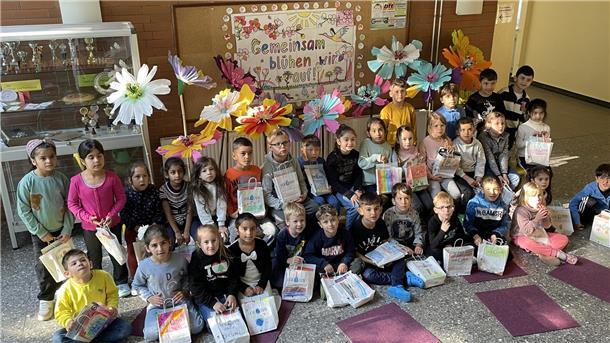 Alle frisch eingeschulten Kinder aus der Grundschule Einswarden freuen sich über ihre Lesetüten.