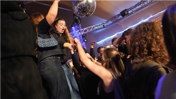 Alle Gefühle müssen raus! Beim „Rock in den Mai“ in Sievern kannte die Feierei kein Halten mehr.