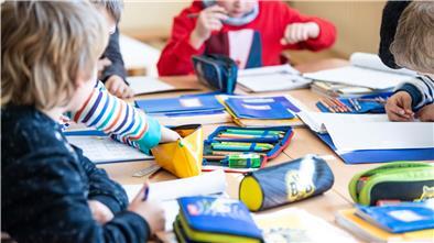 Alle Grundschuljahrgänge sollen ab dem 18. Mai wieder beschult werden. Allerdings wird es weniger Unterrichtsstunden in kleineren Klassen geben.