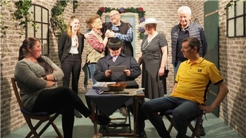 Alle Mitspieler mit dem Regisseur bei der Schlussszene vereint: Die Theatergruppe der Feuerwehr Spieka. 