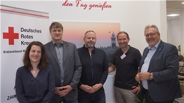 Alle vom DRK Kreisverband Wesermünde, von links: Carolin Franke (Fachbereichsleitung Altenpflege), Jens Petermann, Jörg Sagemühl, Sven Kühnemund (Leiter Tagespflege Nordholz), Henning Dageförde, freuen sich über das neue Angebot. Foto: Stehn