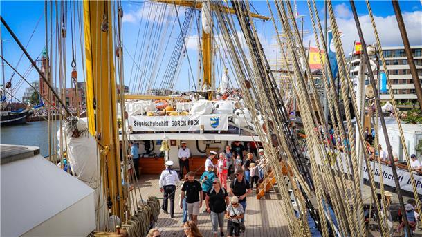 Menschen tummeln sich auf der "Gorch Fock". 