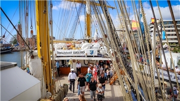 Menschen tummeln sich auf der "Gorch Fock". 