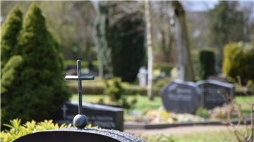 Allein in der Kirchengemeinde Selsingen liegen 20 Friedhöfe. "Alle angelegt wie Bauerngärten, nachempfunden einem bäuerlichen Ziergarten", erläutert Pastor Manfred Thoden.