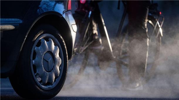Mercedes ruft Zehntausende Diesel-Fahrzeuge zurück Allein in Deutschland muss Merceds-Benz zehntausende Diesel-Autos wegen des Vorwurfs einer illegalen Abgastechnik zurückrufen.