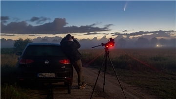 Allein in stiller Nacht. Manchmal bringt er 8000 Aufnahmen mit, manchmal keine einzige: Geduld und eine hohe Frusttoleranz brauchen Freunde der Astrofotografie wie der Bremerhavener Maciej Libert.