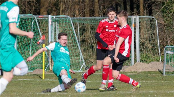 Aller Einsatz war vergebens: René Schleßelmann zog bei der 3:1-Niederlage mit dem TSV Karlshöfen II den Kürzeren beim FC Ummel II.
