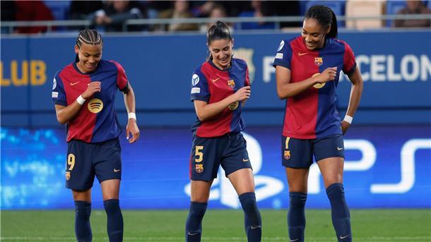 Bayerns Vorbild: Warum Barças Fußballerinnen so dominieren Alles geht so leicht: Unter anderem wirbelt Weltmeisterin Salma Paralluelo (r) in Barças Sturm.