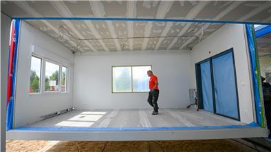 Alles Gute kommt von oben: Ein Container für die Neue Oberschule Lehe schwebt für den Anbau herein. Für die Sanierung der Schule hat die Stadt Bremerhaven 1,3 Millionen Euro bereitgestellt.