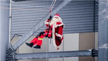 Alles Gute kommt von oben - in diesem Fall vom Heli-Port des Reinkenheider Klinikums. Die Höhenretter der Feuerwehr haben sich aus 23 Metern in Richtung Kinderklinik abgeseilt.