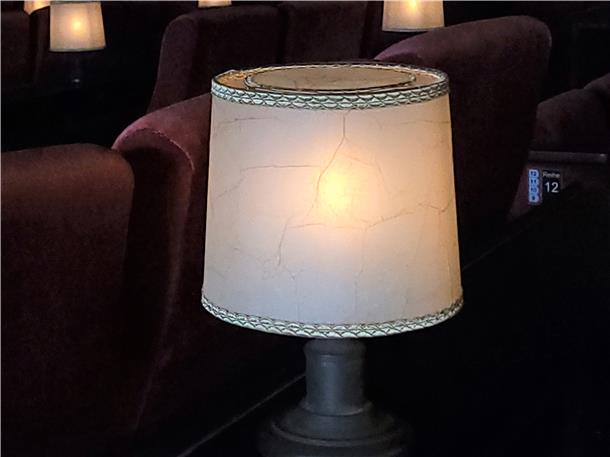 5 Dinge, die Sie nicht über das Centraltheater Brake wussten Alles Handarbeit: Ein Brandenburger fertigte originalgetreu nach altem Vorbild die Tischlämpchen für den großen Saal an.