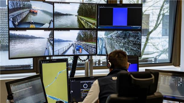 Alles im Blick: Binnenschifffahrtskapitän Joachim Lauwers steuert von seinem Schreibtisch aus ein Schiff auf der Route von Walcheren nach Antwerpen.