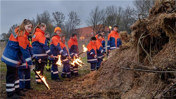 Osterfeuer in der Wesermarsch locken Tausende Besucher Alles im Griff: Auf einer Weide beim Markant-Markt in Tossens setzte der Feuerwehr-Nachwuchs das Osterfeuer in Brand. Gefeiert wurde hier schon am Sonnabend.