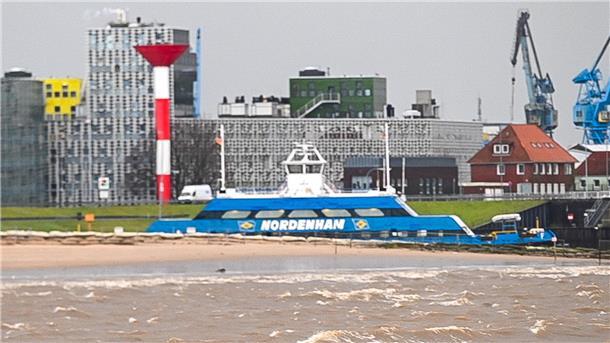 Alles in bester Ordnung. Die Weserfähre "Nordenham" liegt ruhig und tief im Wasser.