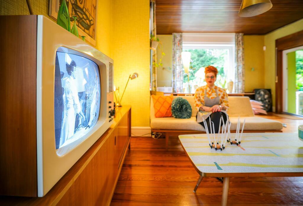 60er-Leben mit Röhrenfernseher und Wählscheibentelefon Alles ist knallbunt - aber der alte Röhrenfernseher kann nur Schwarz-Weiß.