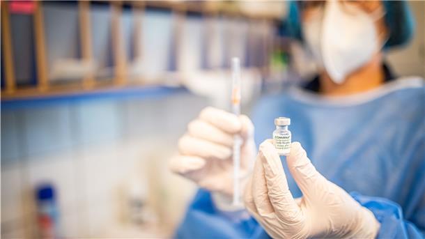 Allgemeinmedizinerin Dr. Corinna Foerster verimpft den Wirkstoff „Comirnaty“ von Biontech und Pfizer.