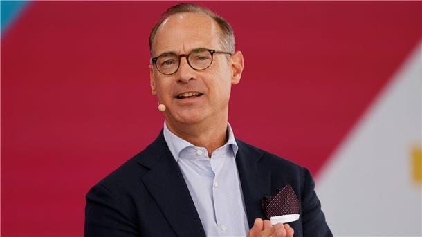 37 Prozent mehr Geld für Allianz-Chef Bäte Allianz-Chef Oliver Bäte verdiente 2024 mehr als zehn Millionen Euro.