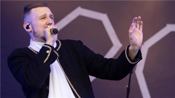 Alligatoah ist ein gefeierter Star der deutschen Musikszene. Geboren wurde er in Langen, aufgewachsen ist er in Neuenwalde. Am 17. März tritt der Lokalmatador in der Stadthalle Bremerhaven auf.