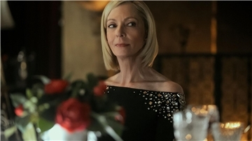 Allison Janney als Grace Penn.