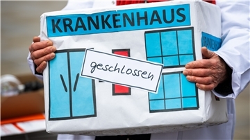 Auf einem Pappkarton steht das Wortpaar Krankenhaus geschlossen
