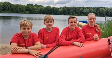Alois Weritz (v.l.), Kjell Gerhard, Ole Koenigs und Leonie Peisker vom Jugend-Einsatz-Team (JET) der DLRG arbeiten eine Woche lang für die Wasserwacht in der Lübecker Bucht.