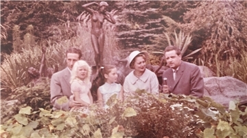 Als am 7. September 1958 der Hollywoodstar Olivia de Havilland bei ihrem Besuch in Bremerhaven in Thieles Garten war, sprang Hans Herr über den Zaun und erwischte mit seiner nagelneuen Kamera die Gruppe am Venusbrunnen.