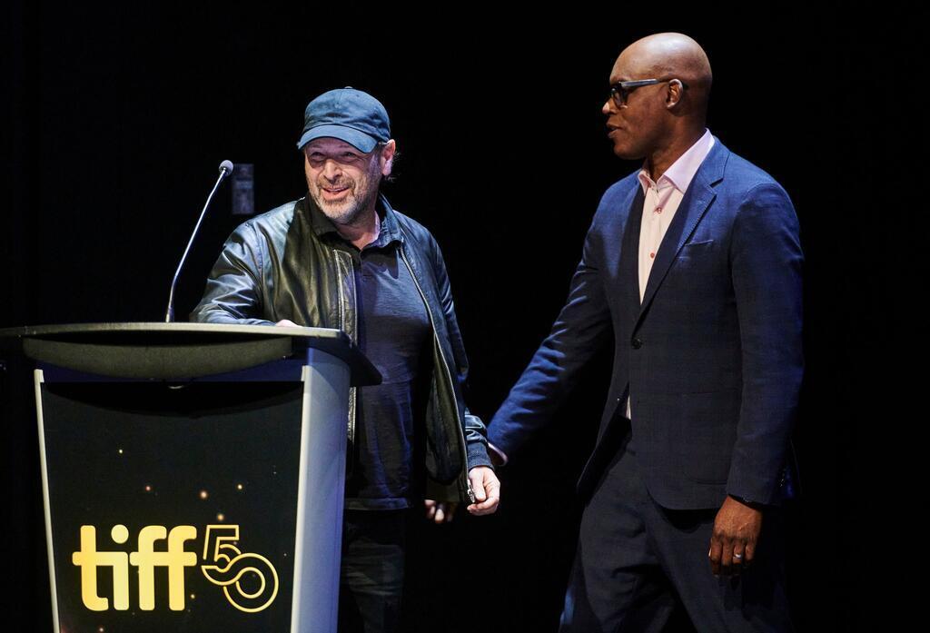 Chloé Zhaos Shakespeare-Drama „Hamnet“ gewinnt in Toronto Als besten Dokumentarfilm wählten die Zuschauer „The Road Between Us: The Ultimate Rescue“ von Barry Avrich - hier der Regisseur (links) mit Filmfestival-Chef Cameron Bailey.