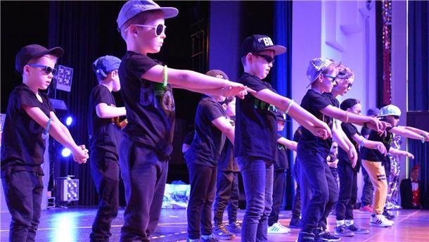 Karnevalstische Weltreise beim Kinderkarneval in Nordenham Als coole Jungs aus Südkorea trat diese Gruppe auf.