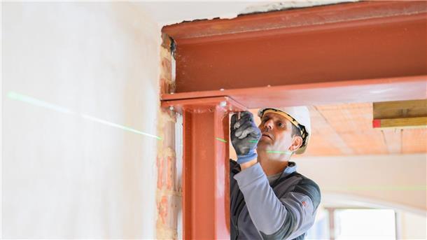 Lies in Handwerkermontur: „Arbeit im Team macht Spaß“ Als damaliger Wirtschaftsminister hatte Olaf Lies bei der Meisterfeier 2024 der Handwerkskammer Hildesheim-Südniedersachsen die Praxiszeit gewonnen.