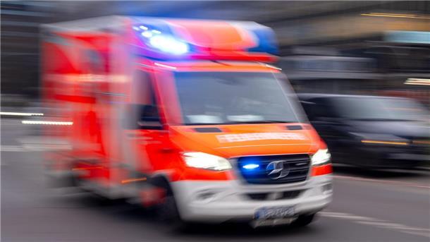 Ein Rettungswagen der Feuerwehr fährt mit Blaulicht zum Einsatz