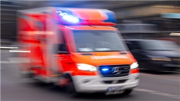 Ein Rettungswagen der Feuerwehr fährt mit Blaulicht zum Einsatz