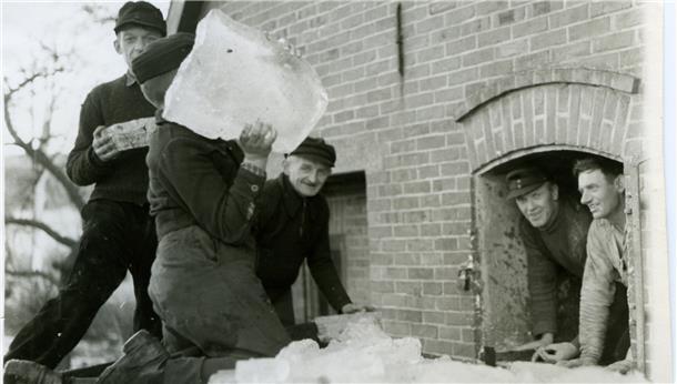 Als die Winter noch kälter waren, wurde die Eisernte im Keller eingelagert.